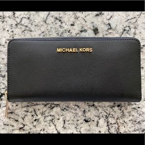 Michael Kors Zip Around Wallet